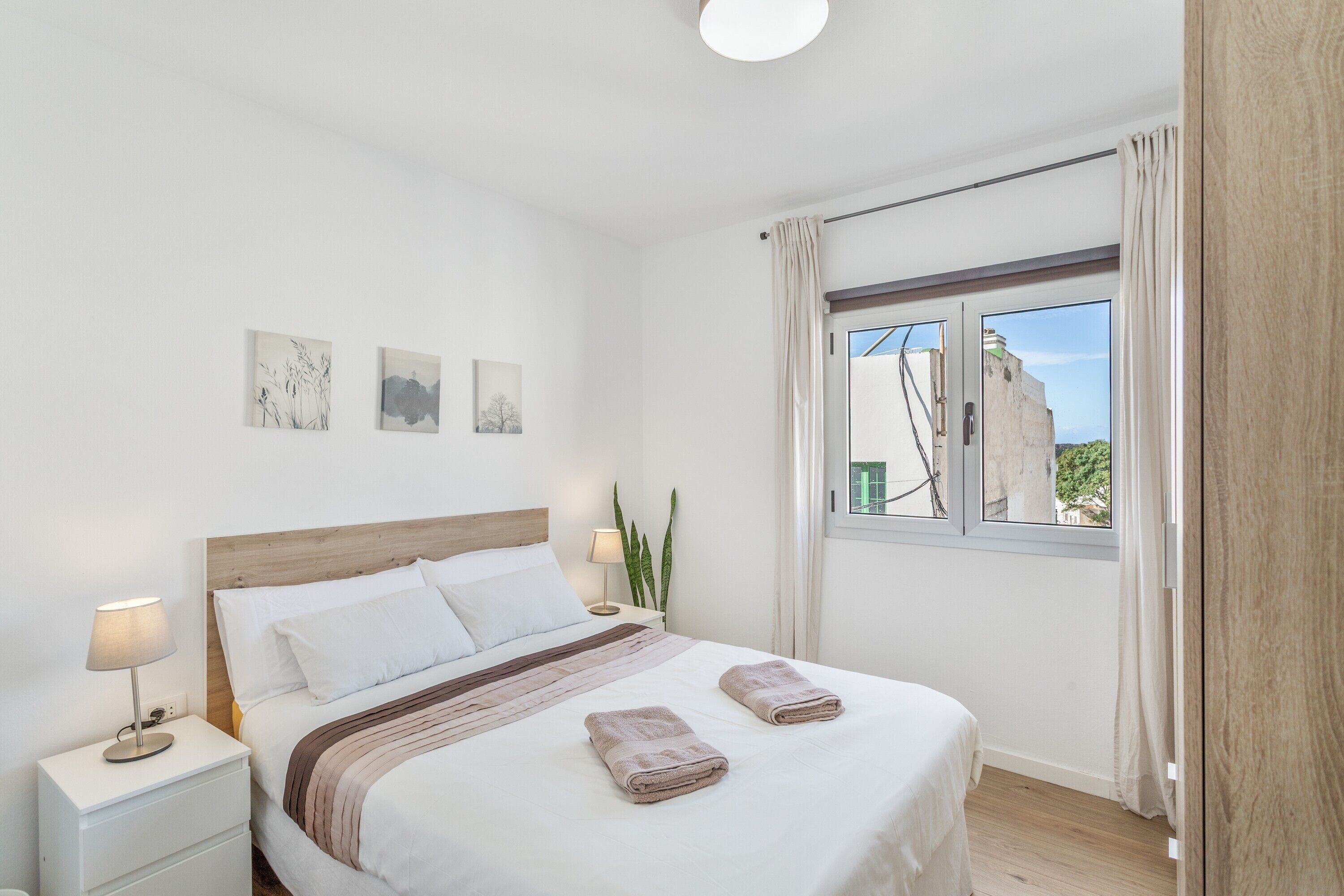 Tabla de planchar con plancha, wifi, ropa de cama