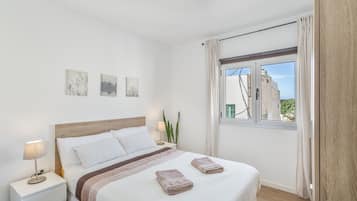 Tabla de planchar con plancha, wifi, ropa de cama