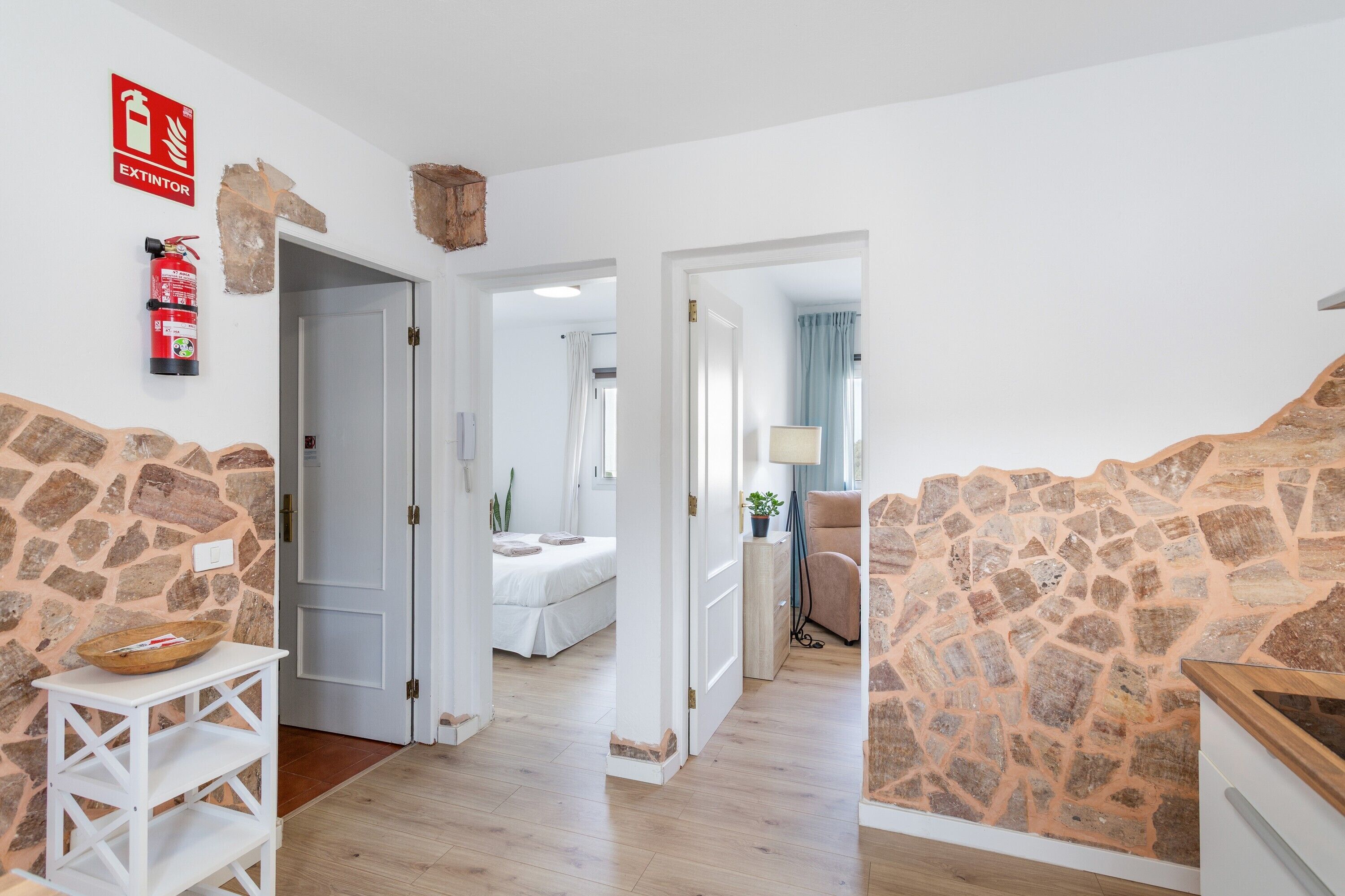 Silitysrauta/-lauta, Wi-Fi, vuodevaatteet