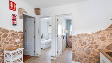 Silitysrauta/-lauta, Wi-Fi, vuodevaatteet