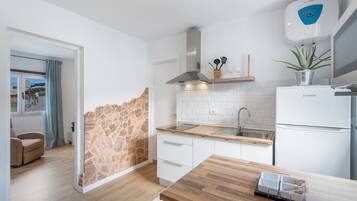 Jääkaappi, mikroaaltouuni, liesi, kahvin-/teenkeitin