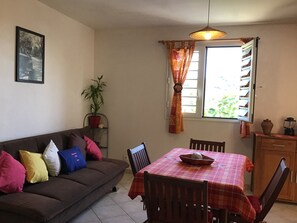 Living area - LET THE SONG OF THE BIRDS LULLE YOU TO SLEEP (Sainte-Luce)