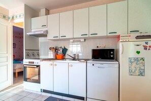 Jääkaappi, mikroaaltouuni, uuni, astianpesukone