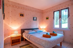 Silitysrauta/-lauta, ilmainen Wi-Fi, vuodevaatteet