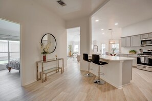 Private kitchen - Spacious Pflugerville TX Escape (Pflugerville)