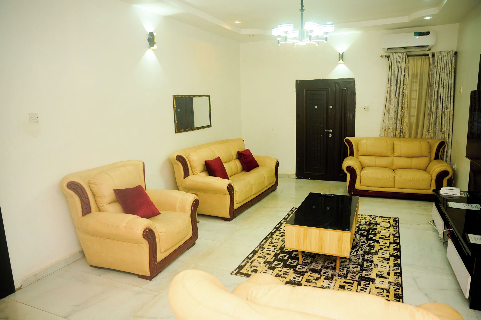 Apartament superior, no fumadors, balcó | Sala d'estar | Televisor intel·ligent, consola de videojocs i Netflix 