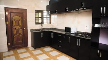 Apartamento standard, sacada | Cozinha privada | Geladeira grande, micro-ondas, fogão, chaleira elétrica