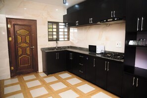 Standard Apartment, Balcony | Private kitchen | Full-size fridge, microwave, oven, cookware/dishes/utensils - CREMYARK HOME APARTMENTS (Benin City)