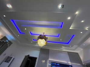 Superior Duplex, Non Smoking, Balcony | Living area | 45-inch Smart TV with satellite channels, video-game console, Netflix - CREMYARK HOME APARTMENTS (Benin City)