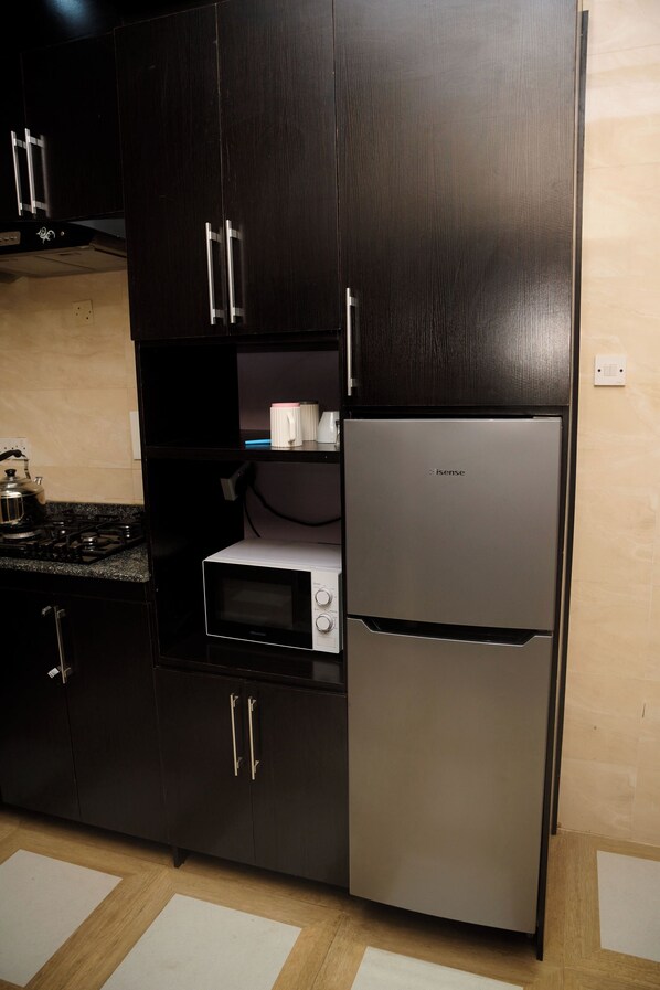 Appartement Supérieur, non-fumeurs, balcon | Cuisine privée | Grand réfrigérateur, micro-ondes, four