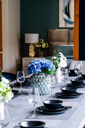 Dining - Large Chalet 10 Bedrooms 14 Beds-Large Hot Tubs-Fire Pit-Projector, Games Room (Blue Mountains)