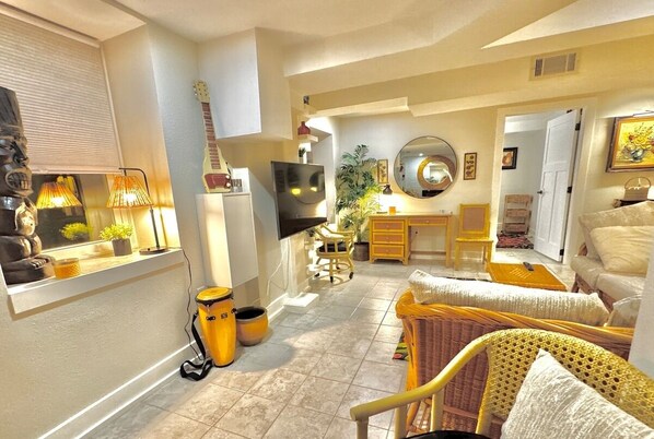 Interior - Tropic Retreat in the heart of The City (Mansfield)