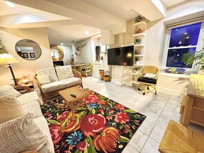 TV, fireplace - Tropic Retreat in the heart of The City (Mansfield)