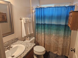 Dusch, hårtork, handdukar och tvål