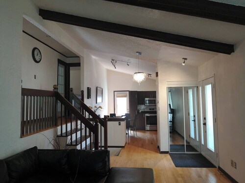 Cozy 4-bdrm bungalow with fireplace in Saint-Bruno/National Park/Ski/Spa Forëna