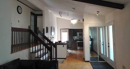 Cozy 4-bdrm bungalow with fireplace in Saint-Bruno/National Park/Ski/Spa Forëna