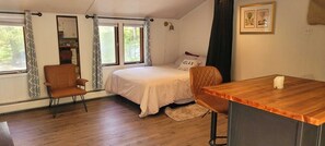 Tabla de planchar con plancha, wifi y ropa de cama 