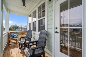 Terrace/patio - Island Sunrise Town Home 3 Bdrm/2.5 Bath Sleeps 12!   7 Min walk to the Beach! (Carolina Beach)