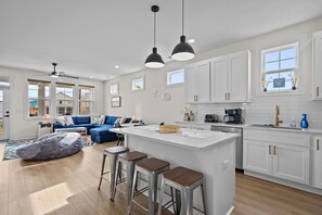 Interior - Island Sunrise Town Home 3 Bdrm/2.5 Bath Sleeps 12!   7 Min walk to the Beach! (Carolina Beach)