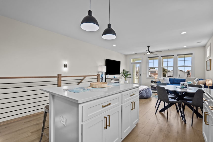 Island Sunrise Town Home 3 Bdrm/2.5 Bath Sleeps 12! 7 Min Walk To The Beach! - Carolina Beach, NC