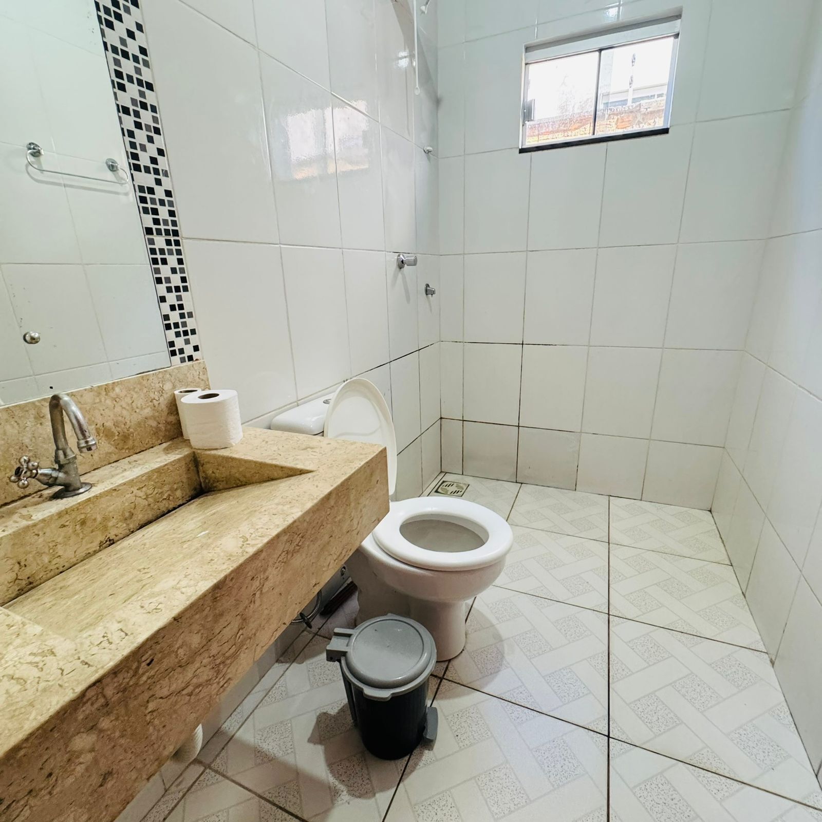 Toallas, jabón, papel de baño 