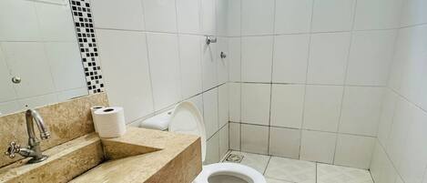 Toallas, jabón, papel de baño