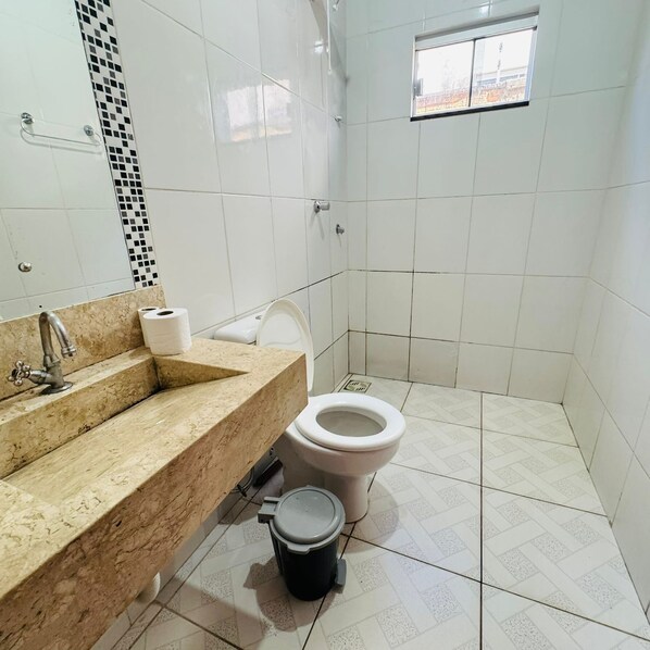 Toallas, jabón, papel de baño 