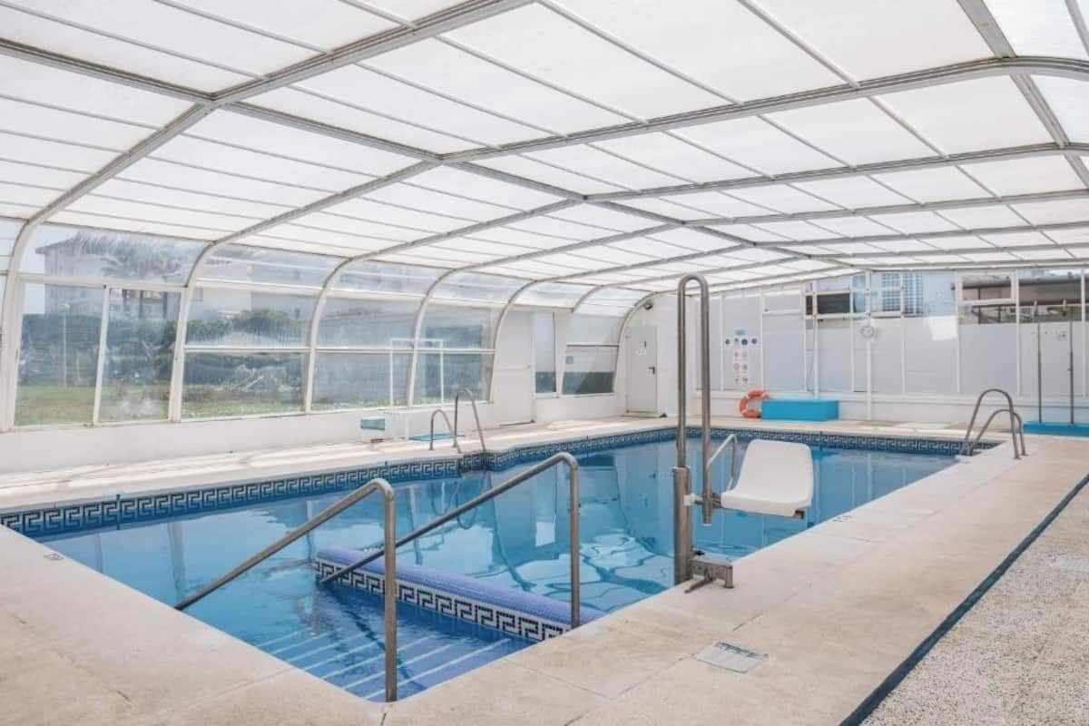 Una piscina cubierta, una piscina al aire libre