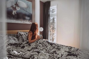 Bureau, lit parapluie, Wi-Fi, draps fournis