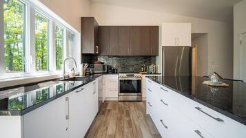Coffee/tea maker, fridge, microwave, oven