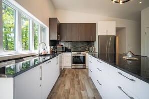 Kahvin-/teenkeitin, jääkaappi, mikroaaltouuni, uuni