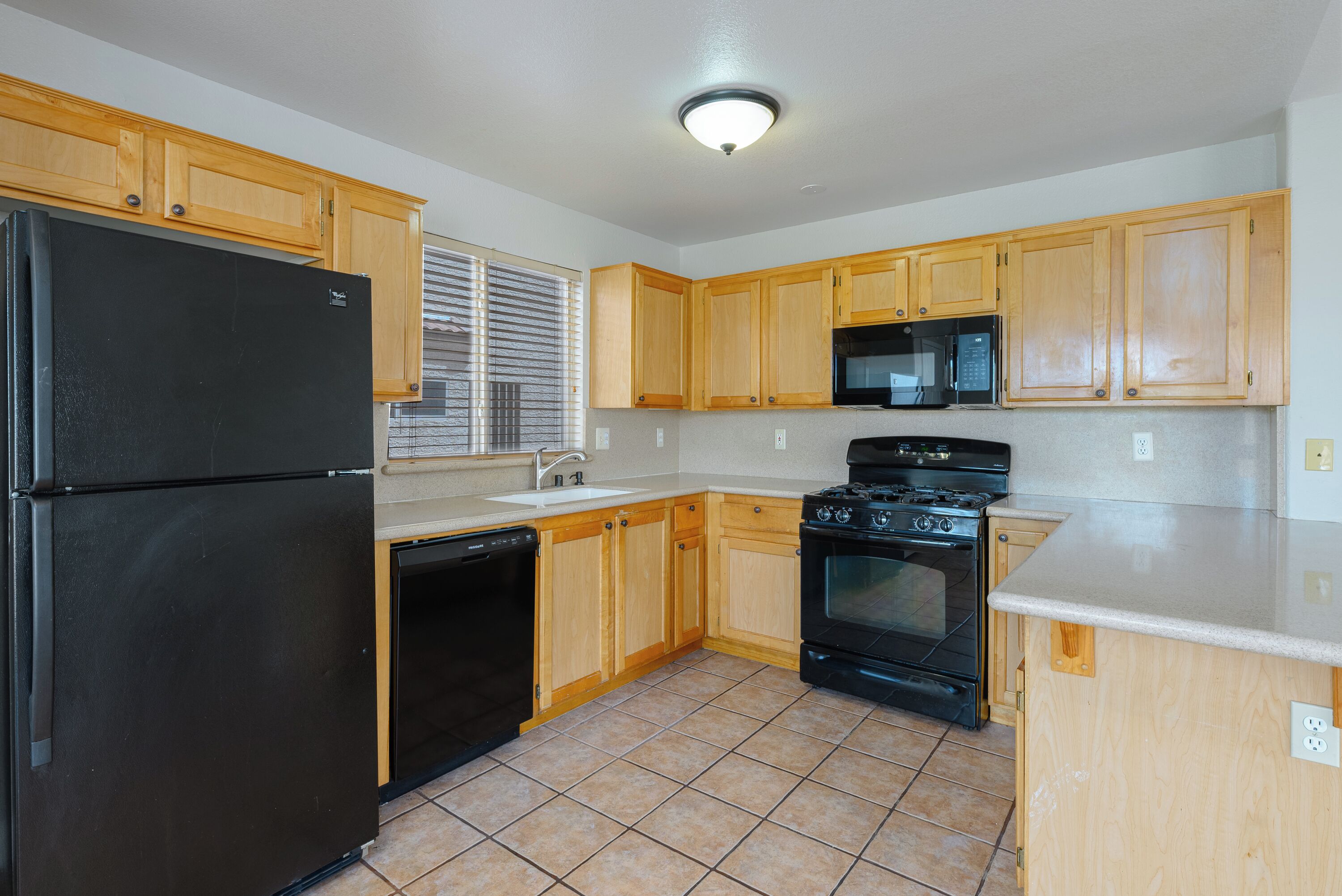 ثلاجة، ميكروويف، فرن، موقد طهي مسطح