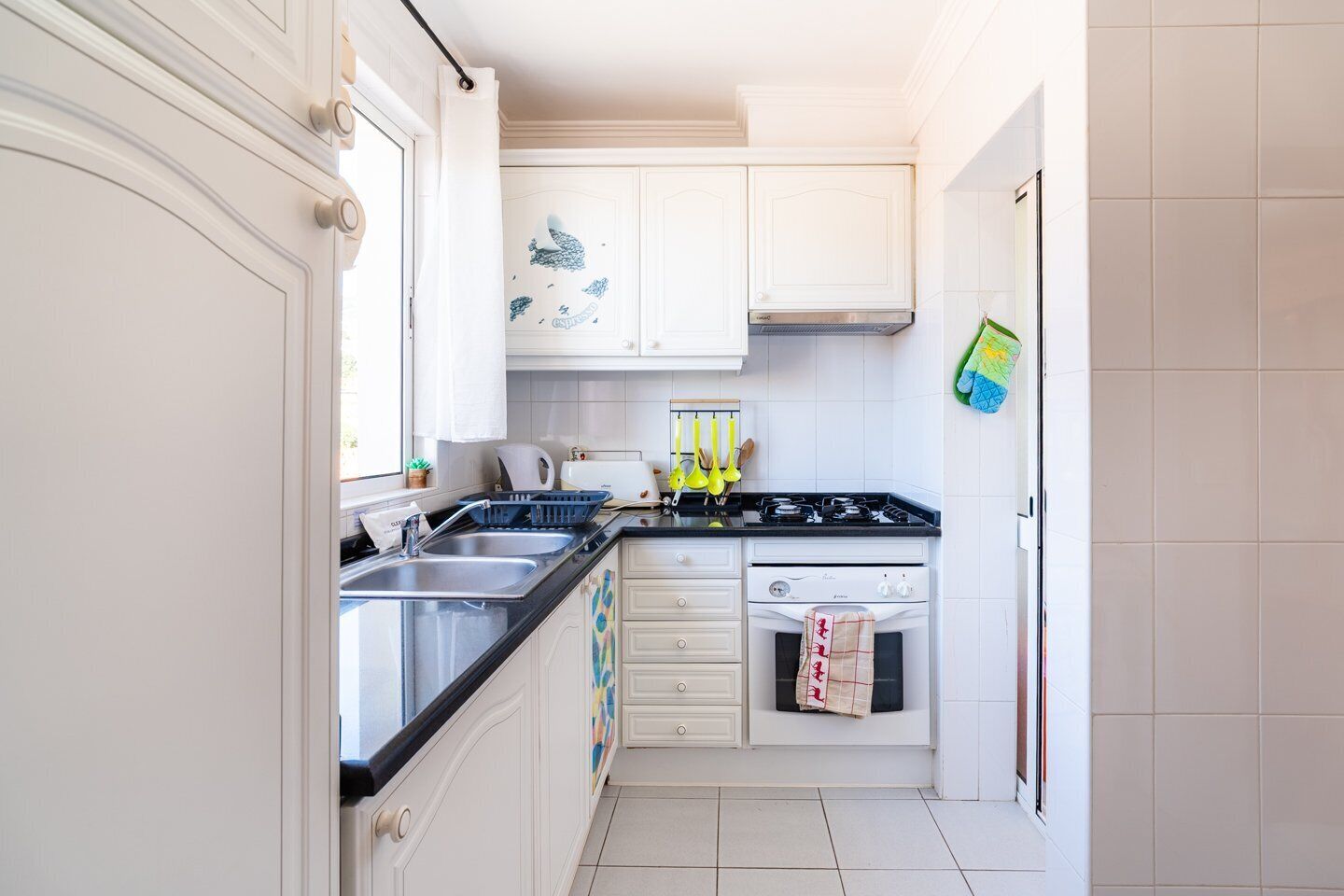 Geladeira, micro-ondas, fogão, cafeteira/chaleira