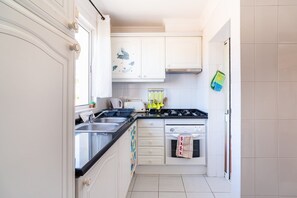 Fridge, microwave, oven, coffee/tea maker - GuestReady - Caniço Retreat with Balcony (Caniço)