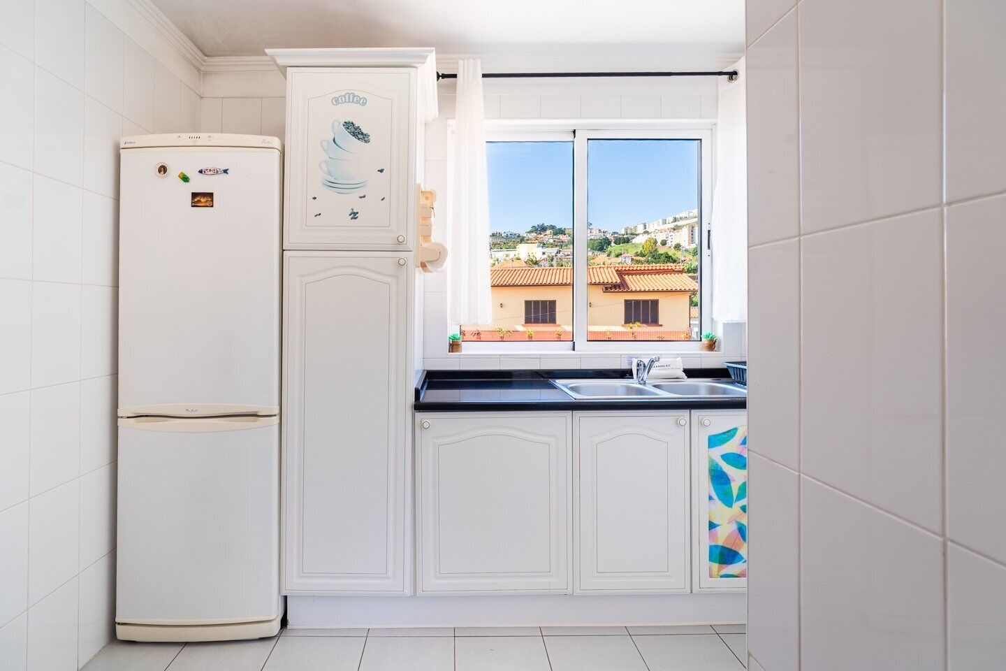 Een koelkast, een magnetron, een oven, een koffiezetapparaat/waterkoker