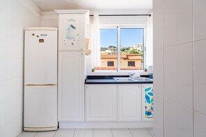 Een koelkast, een magnetron, een oven, een koffiezetapparaat/waterkoker