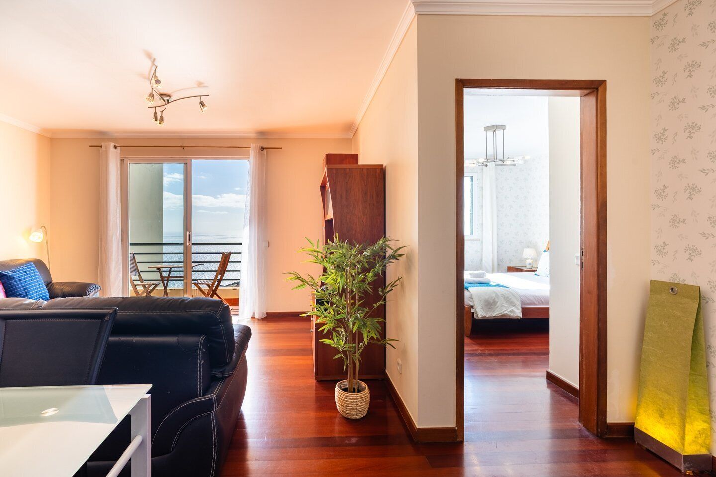 Iron/ironing board, Internet, bed sheets