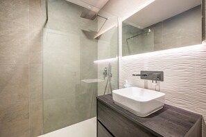 Shower, hair dryer, towels - GuestReady - Cozy Beachside Retreat (Costa de Caparica)
