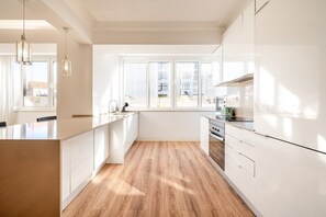 Kjøleskap, mikrobølgeovn, ovn og oppvaskmaskin