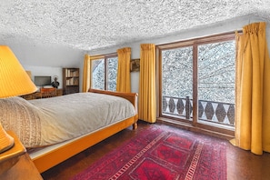 Travel cot, WiFi, bed sheets - Ski Smuggler`s Notch or hike & adventure in the Green Mountains of Vermont (Cambridge)