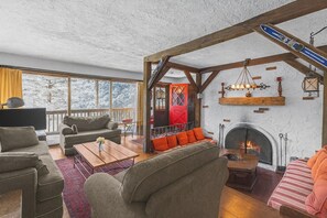 TV, fireplace, books - Ski Smuggler`s Notch or hike & adventure in the Green Mountains of Vermont (Cambridge)