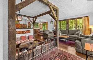 Fernseher, Kamin, Bücher