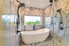 Dusche, Haartrockner, Handtücher, Seife