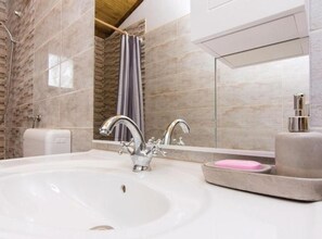 House (Three bedroom Vila with Pool) | Bathroom - Holiday House Luka (Stankovci)