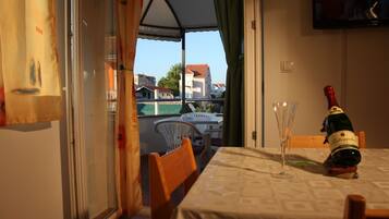 Apartment (One Bedroom apartment with Sea View () | Dining room