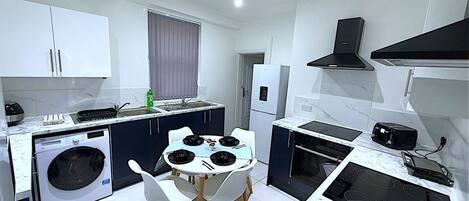 Kjøleskap, mikrobølgeovn, ovn og kokeplater