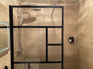 Dusche, Haartrockner, Handtücher, Seife