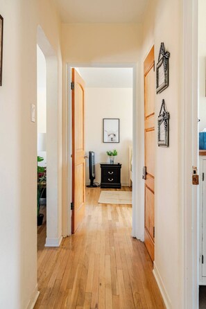 Interior - Family-Friendly 3BR Home • Game Room, Soaking Tub • Walk to UNM/Nob Hill (Albuquerque)