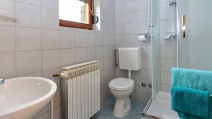 A bathroom with a sink, toilet, and shower. - Sobe Melada (Trilj)