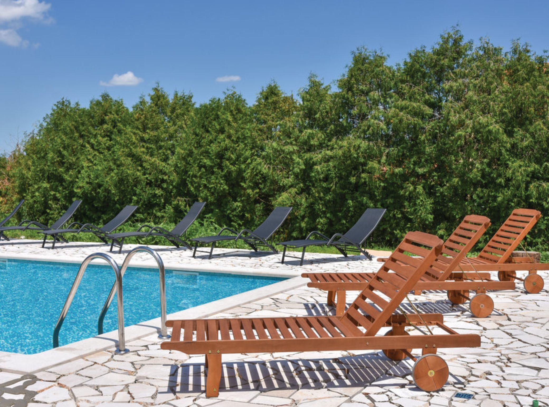 Dreibettzimmer (Triple Bed Room with Balcony and View) | Pool